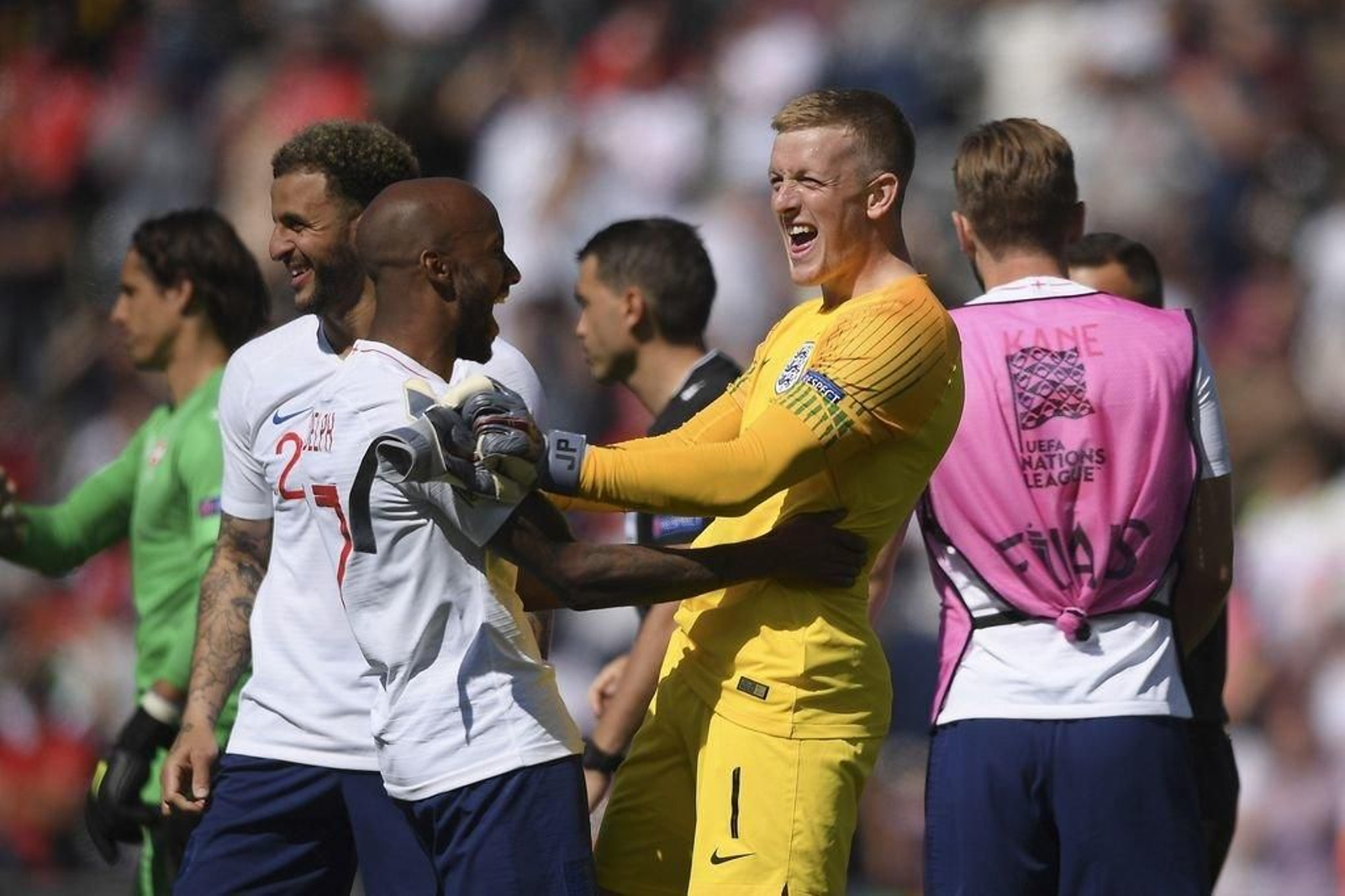 El portero inglés Jordan Pickford celebra la victoria en los penaltis.