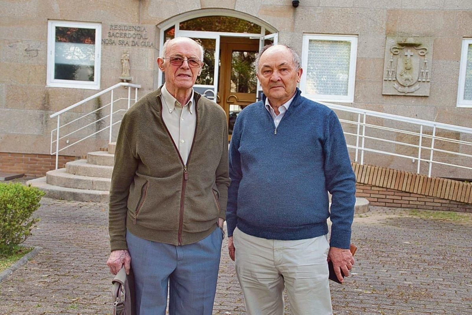 O Padre Bieito, co seu biógrafo Silvestre Gómez, recibiu a Atlántico TV na residencia da Guía.