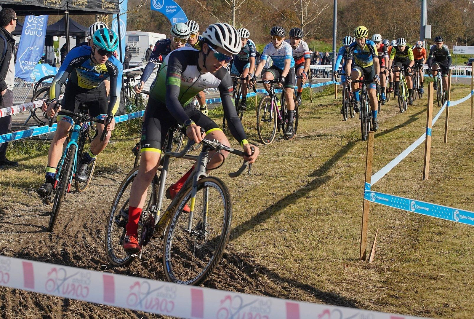 Homes na Copa Galicia de ciclocross en Nigrán.