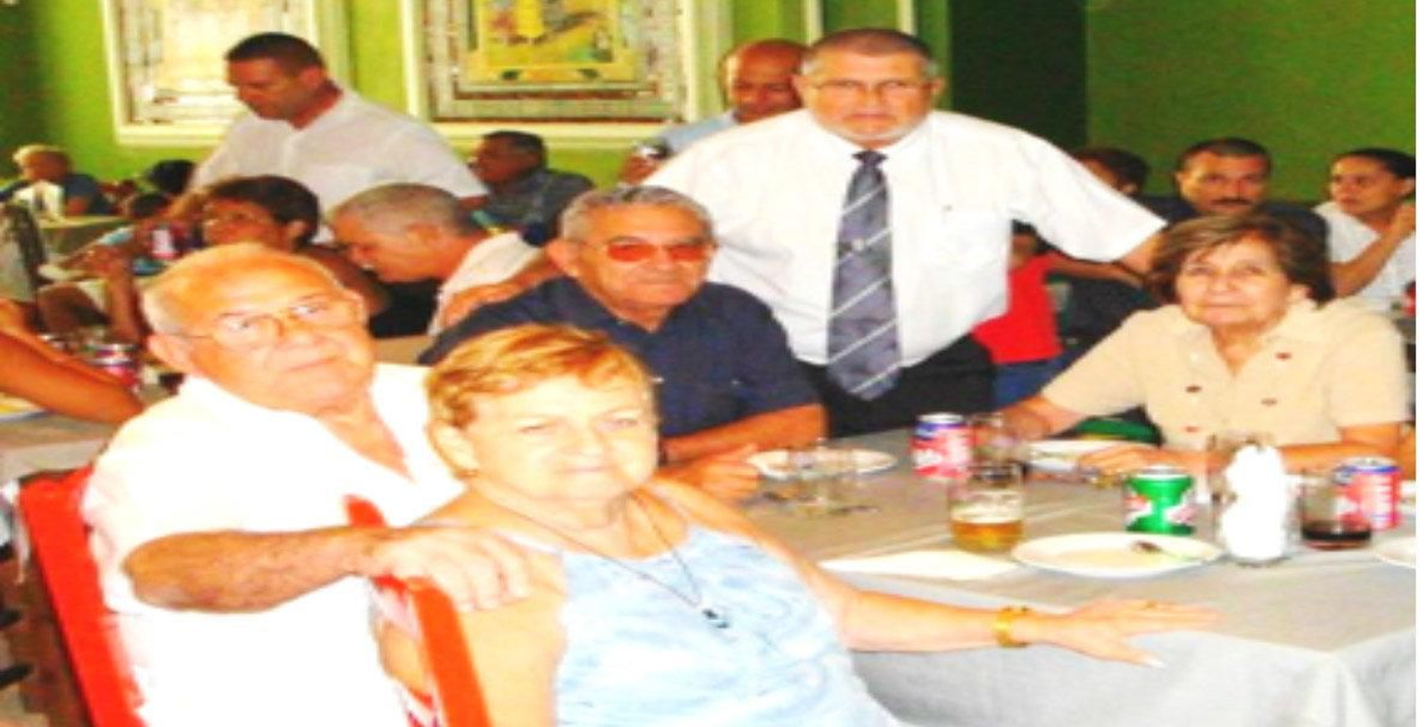 De dcha. a izda. Da. Blanquita, nuestro corresponsal, presidente de la Beneficencia Andaluza, presidente de la Unión Barcalesa y secretaria (estos últimos fallecidos)