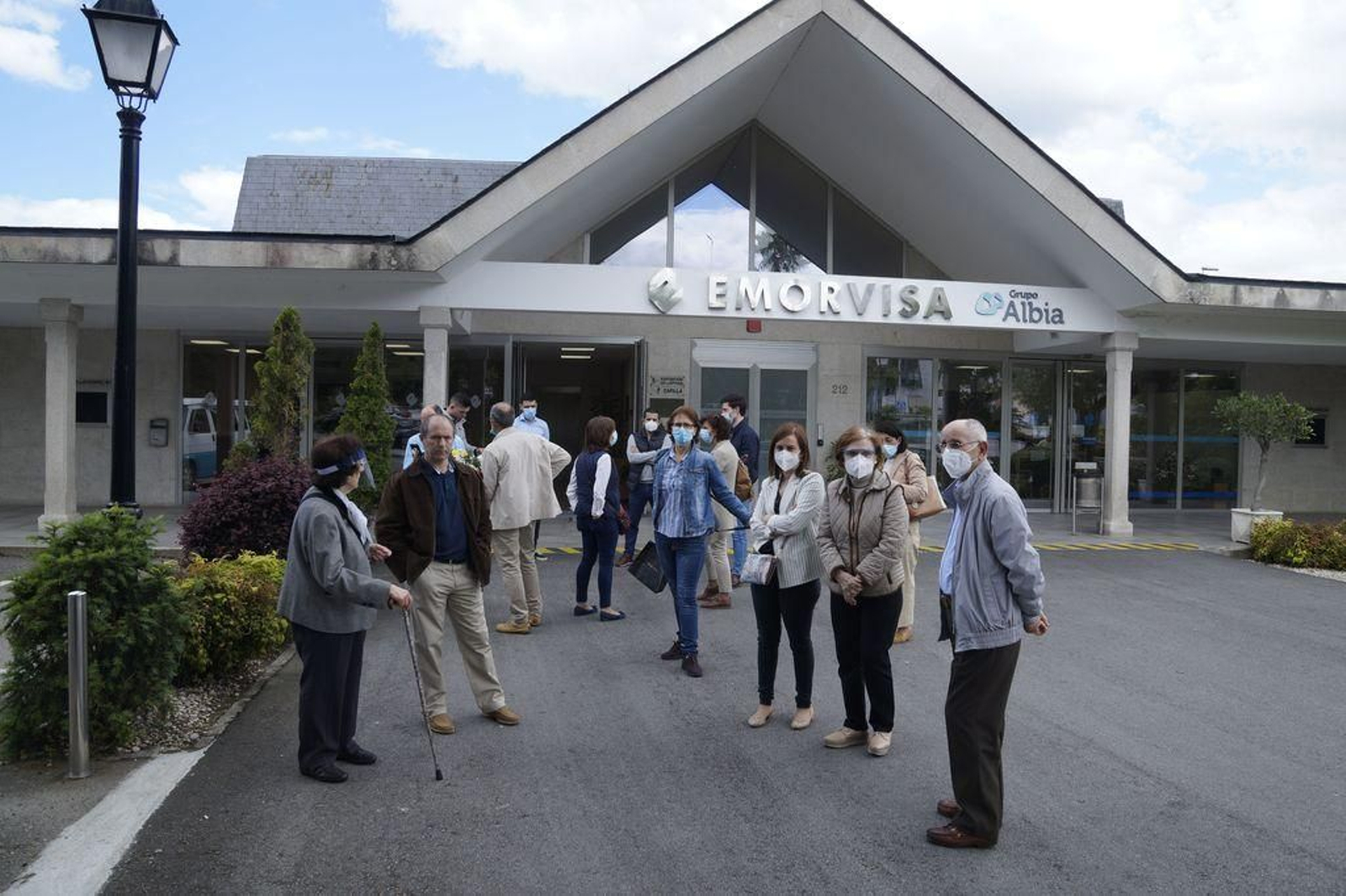 Dos grupos de familiares, ayer en el tanatorio de Pereiró. En primer término, los allegados de un fallecido tras asistir a su incineración.