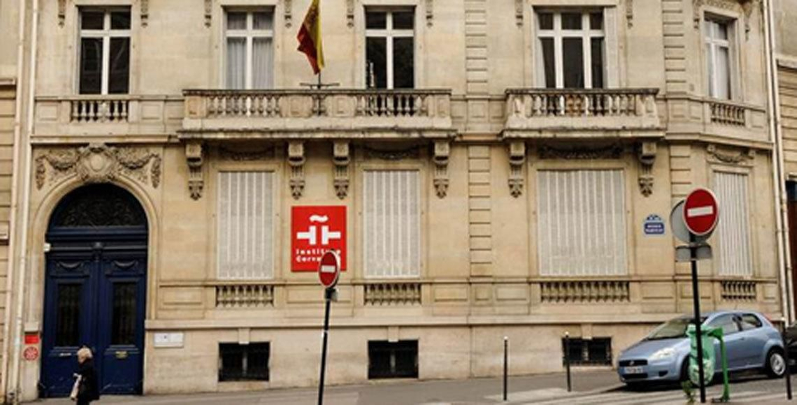 El Instituto Cervantes inauguró en París "La biblioteca errante", una exposición en la que muestra por primera vez la colección personal de Juan Negrín.