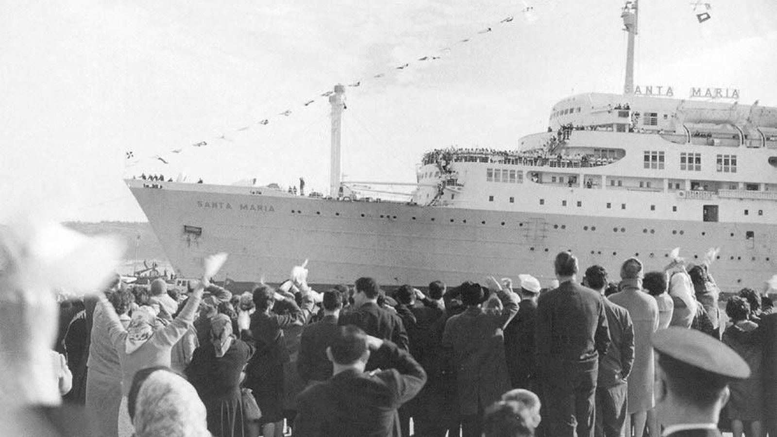 El buque a su llegada al puerto de Recife