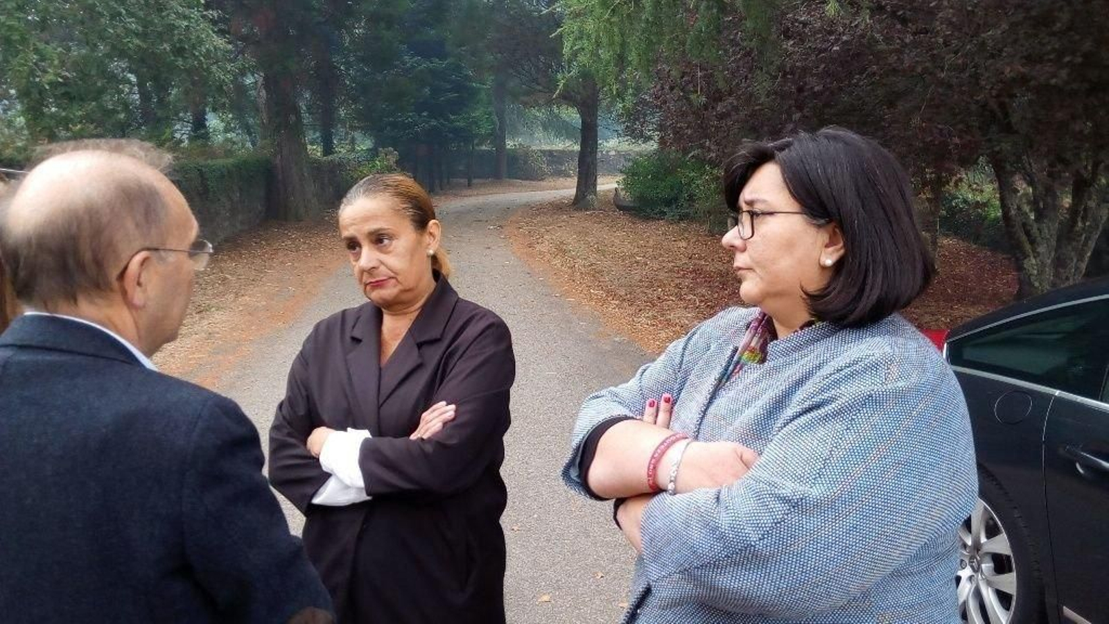 Carmela Silva, con el alcalde de Ponteareas, Xosé Represas, y las concejalas Chus Garrote y Vanessa Fernández.