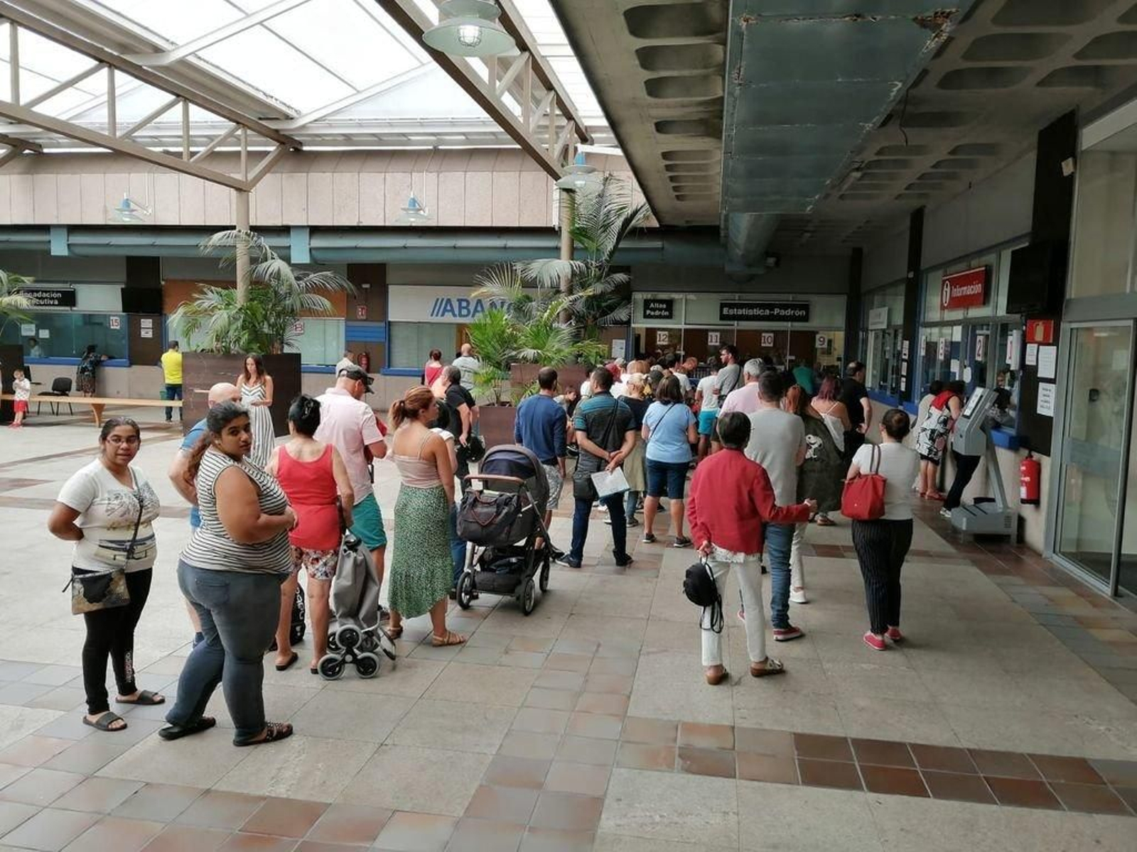 Colas esta semana ante la oficina del censo.