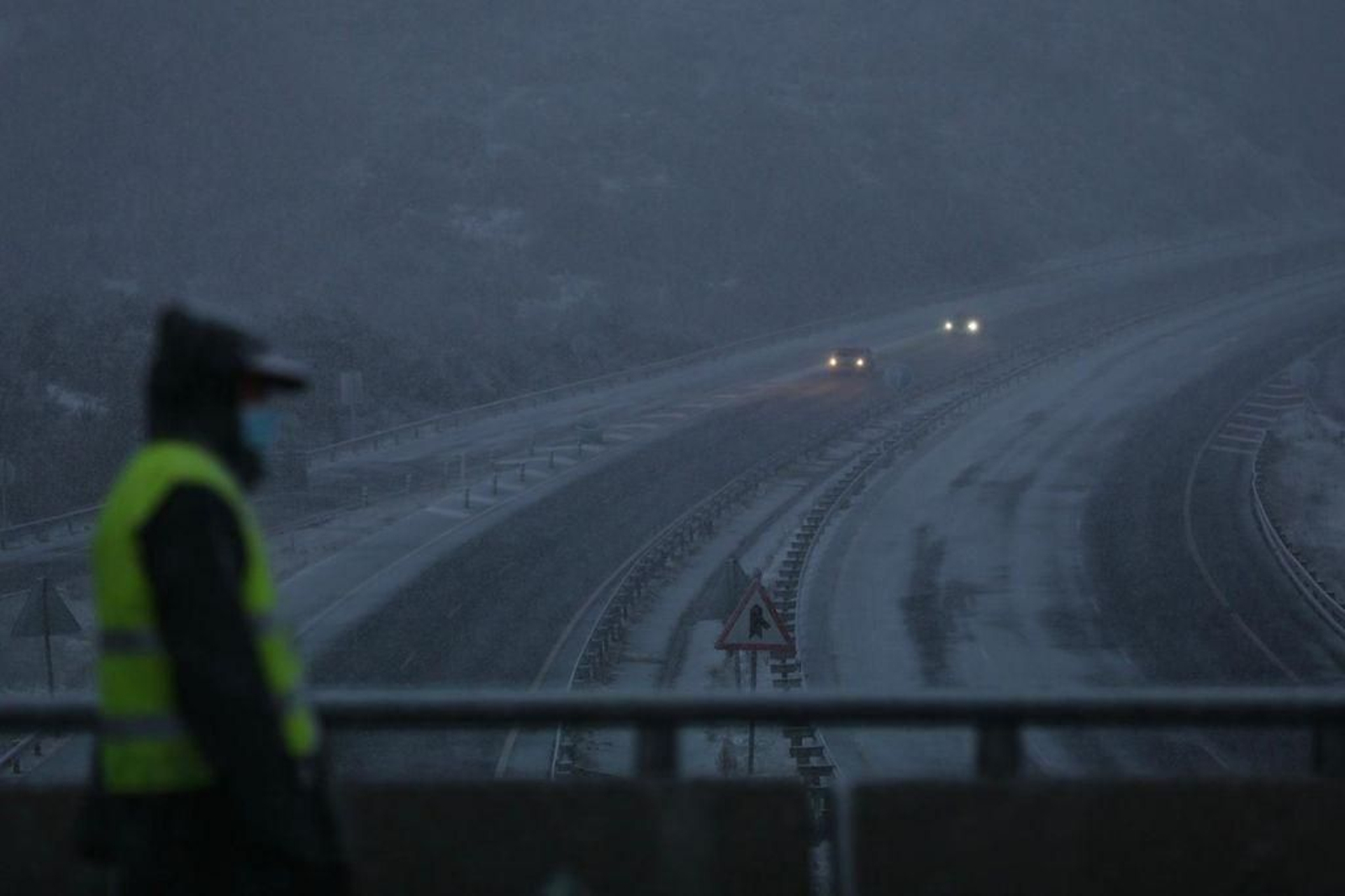 Nieva en la A52 a la altura de A Canda // Alberte