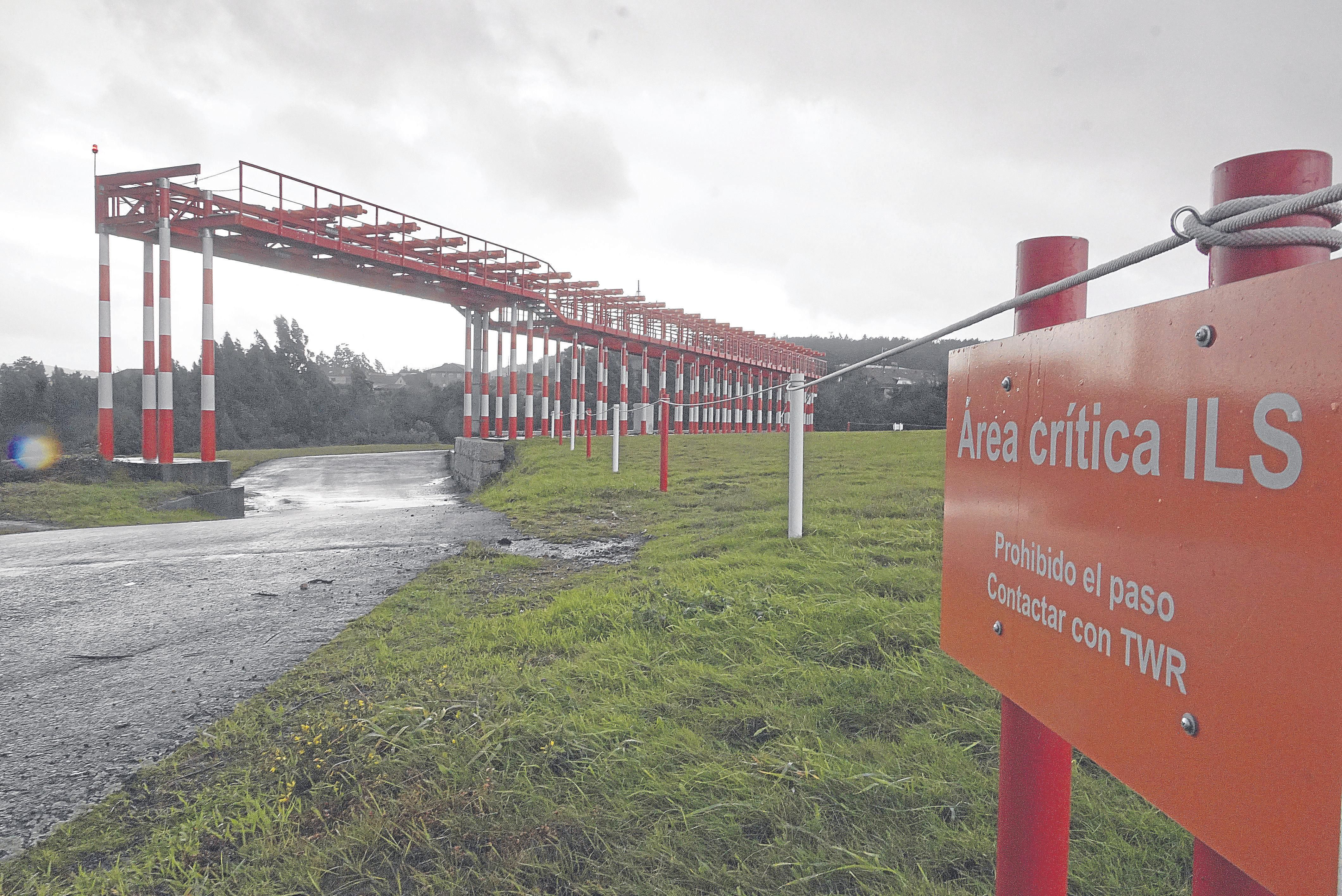 La parte del ILS instalada al final de la pista, que sirve para que los pilotos tengan el ángulo de aterrizaje con niebla.