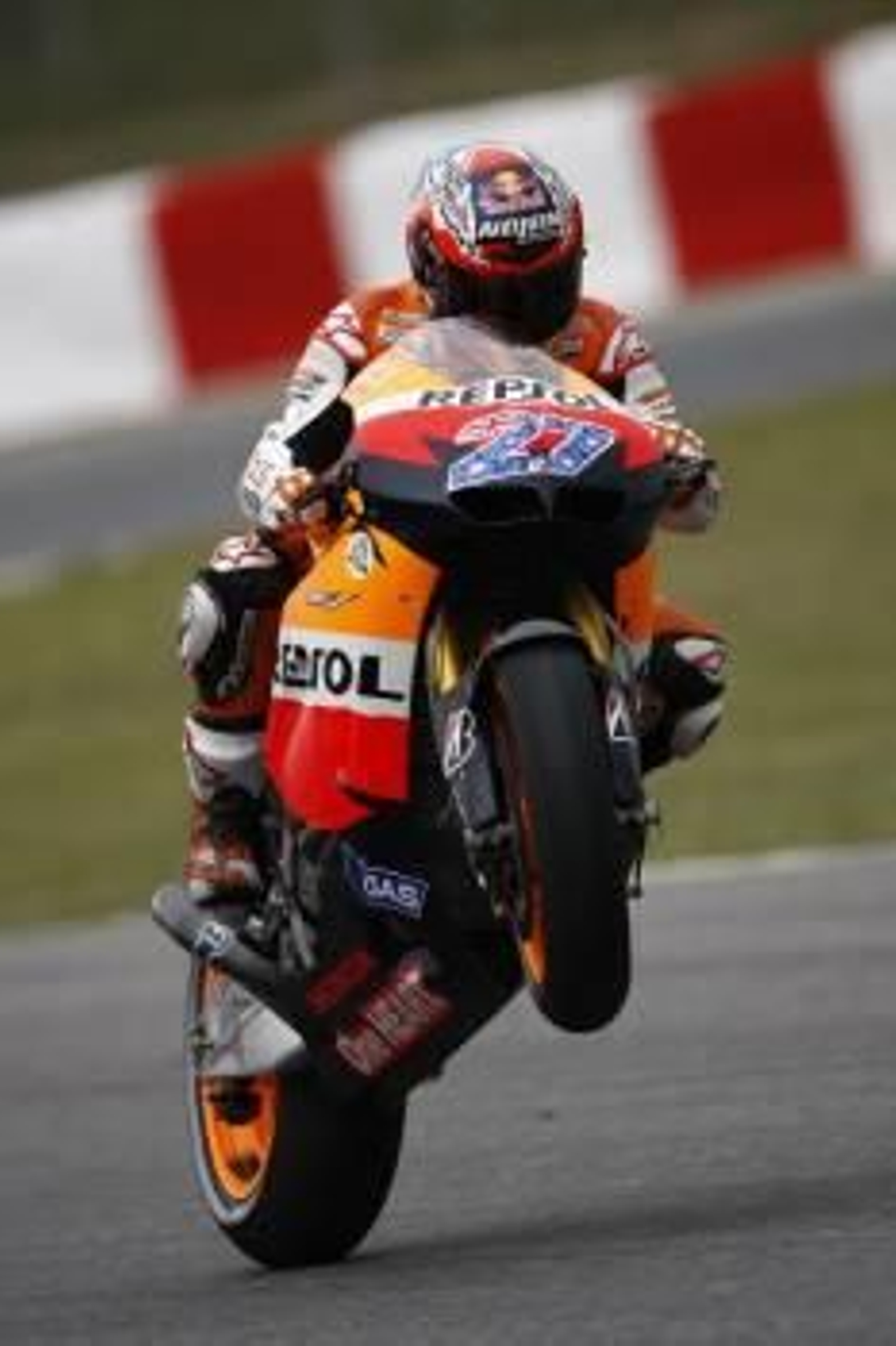 Casey Stoner realiza un caballito con su Honda.