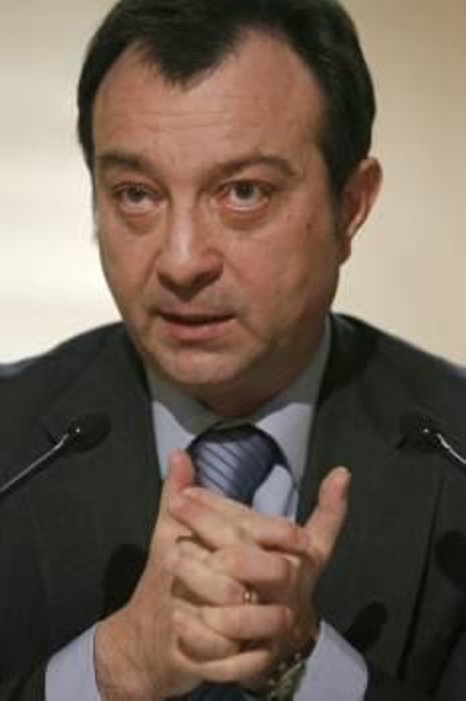 El vicealcalde de Madrid, Manuel Cobo, durante la rueda de prensa que ha ofrecido tras la primera Junta de Gobierno del Ayuntamiento que preside la recientemente nombrada alcaldesa de Madrid, Ana Botella (Foto: EFE)