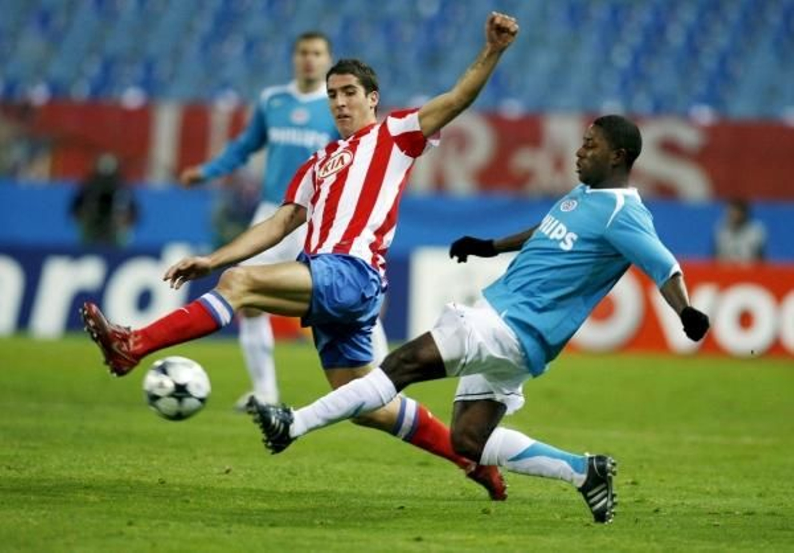 El centrocampista del At. de Madrid, Raúl García, dipusta un balón. (Foto: (EFE))