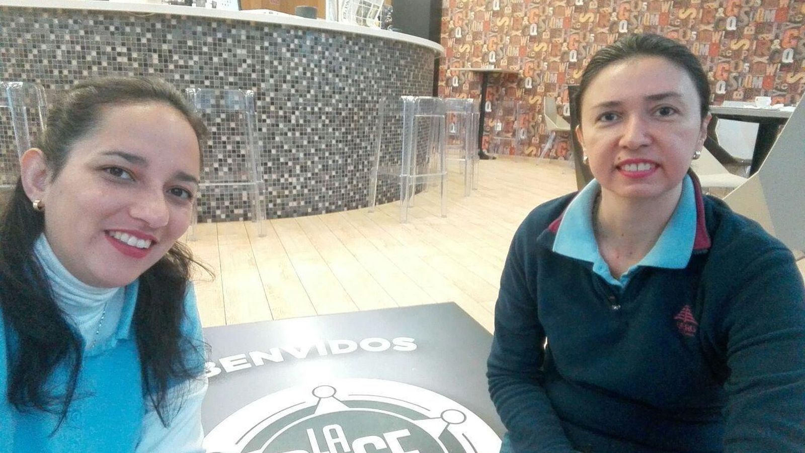 Karina Martínez y Mirián Suárez en su negocio de bocadillos.