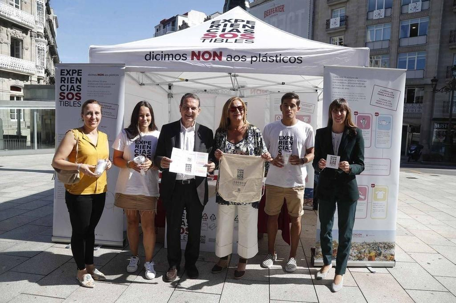 Carmela Silva y Abel Caballero, con las ediles Nuria Rodríguez y Ana Laura Iglesias, junto a los trabajadores del stand.