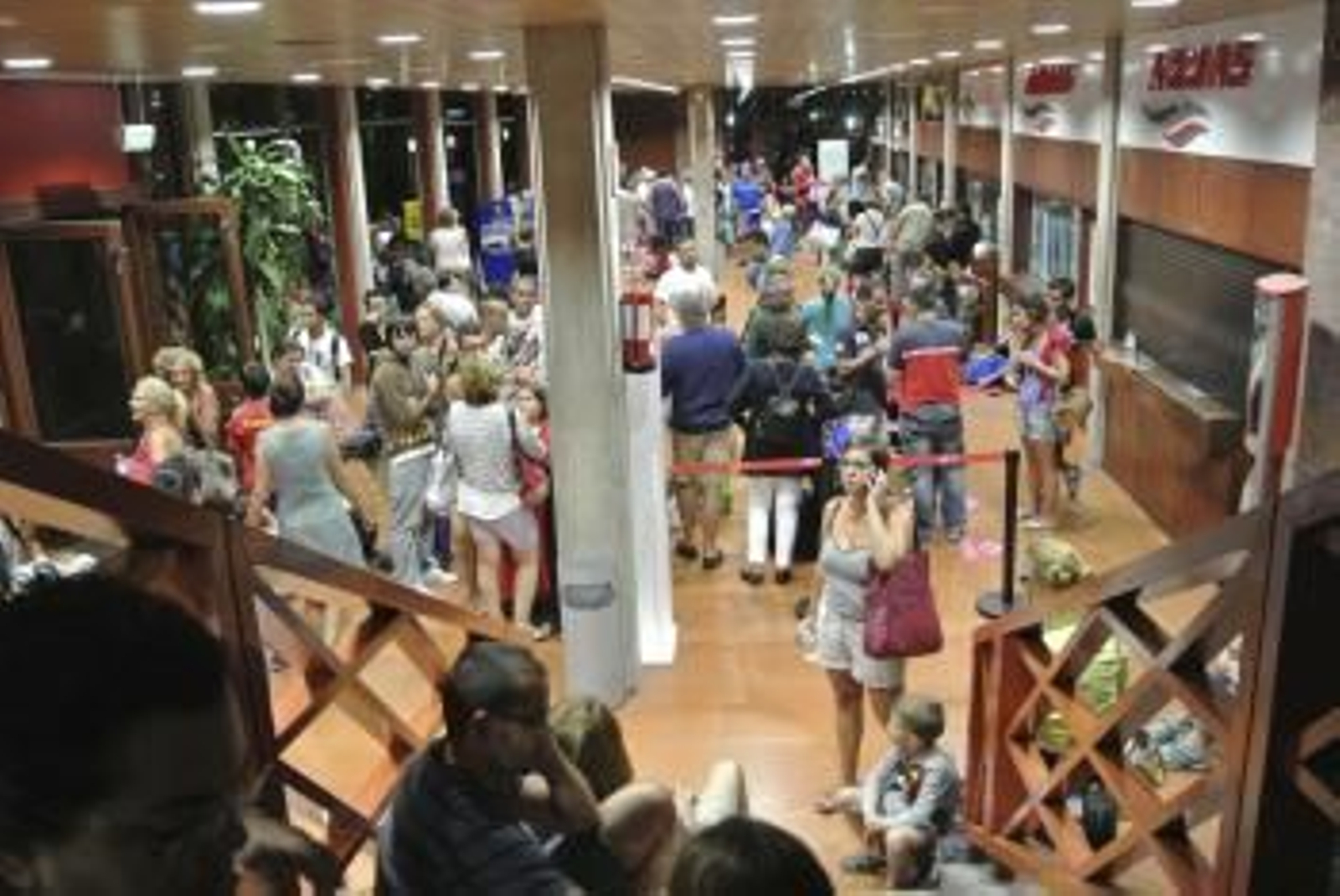 Los evacuados de Valle Gran Rey por la virulencia del incendio que desde hace días afecta a La Gomera