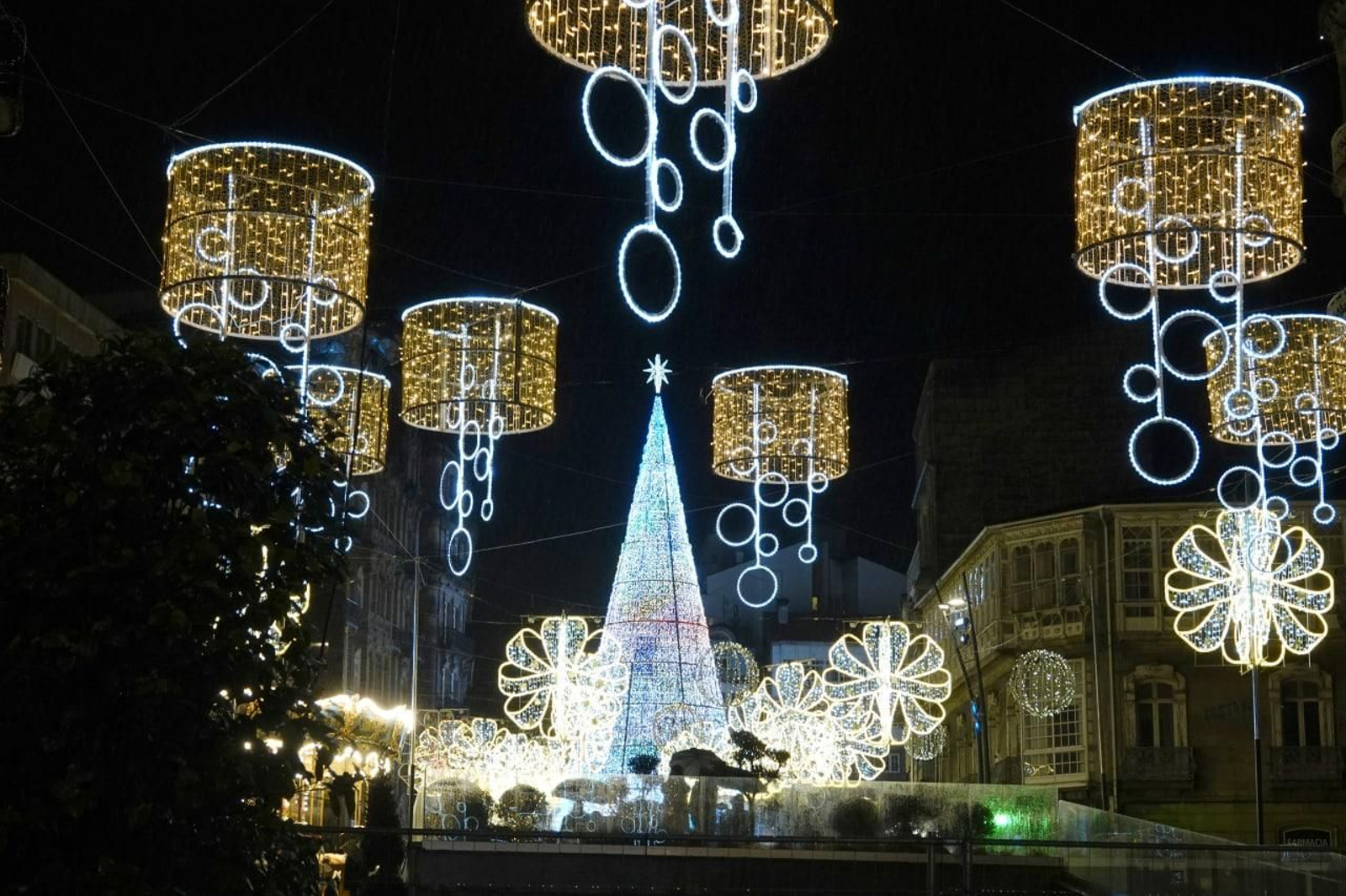 El árbol de Navidad de Vigo instalado el año pasado en Porta do Sol.