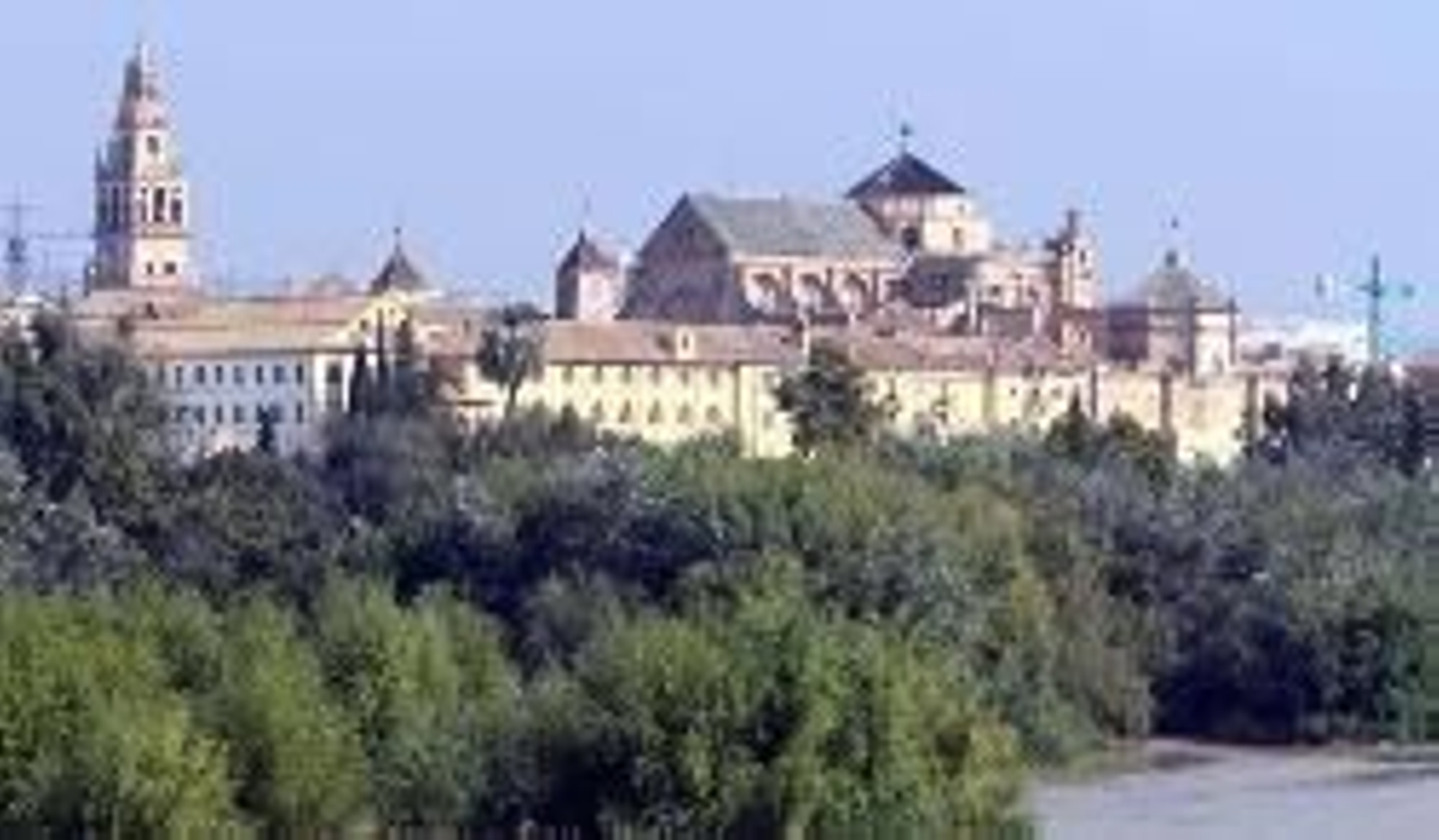 La Mezquita de Córdoba y la Catedral de Sevilla, monumentos religiosos importantes.