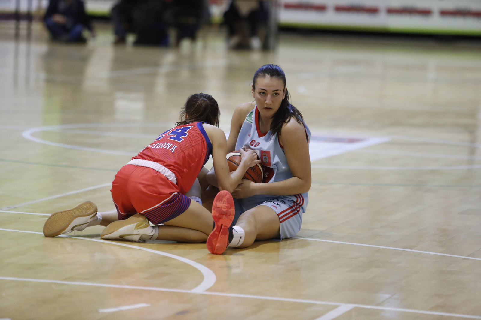 Ainhoa Lacorzana pelea por un balón durante el partido del sábado.