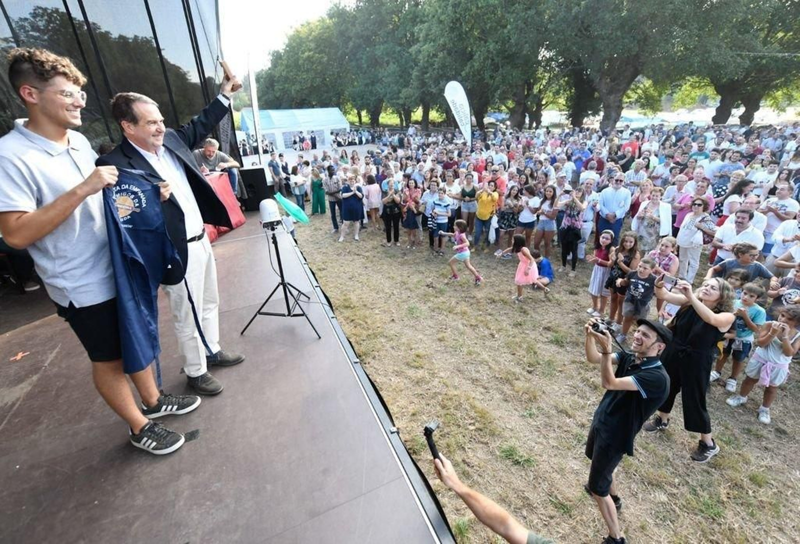 Caballero, aplaudido en Silleda tras el pregón de la Festa da Empanada con el presidente de la comisión, Andrés Seoane.