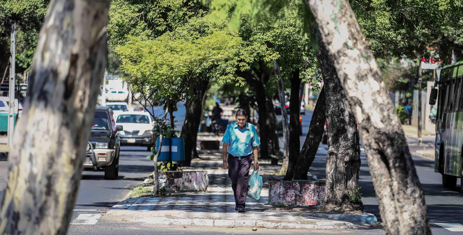Un hombre camina sin tapabocas por una calle de Asunción (Paraguay).. EFE/ Nathalia Aguilar