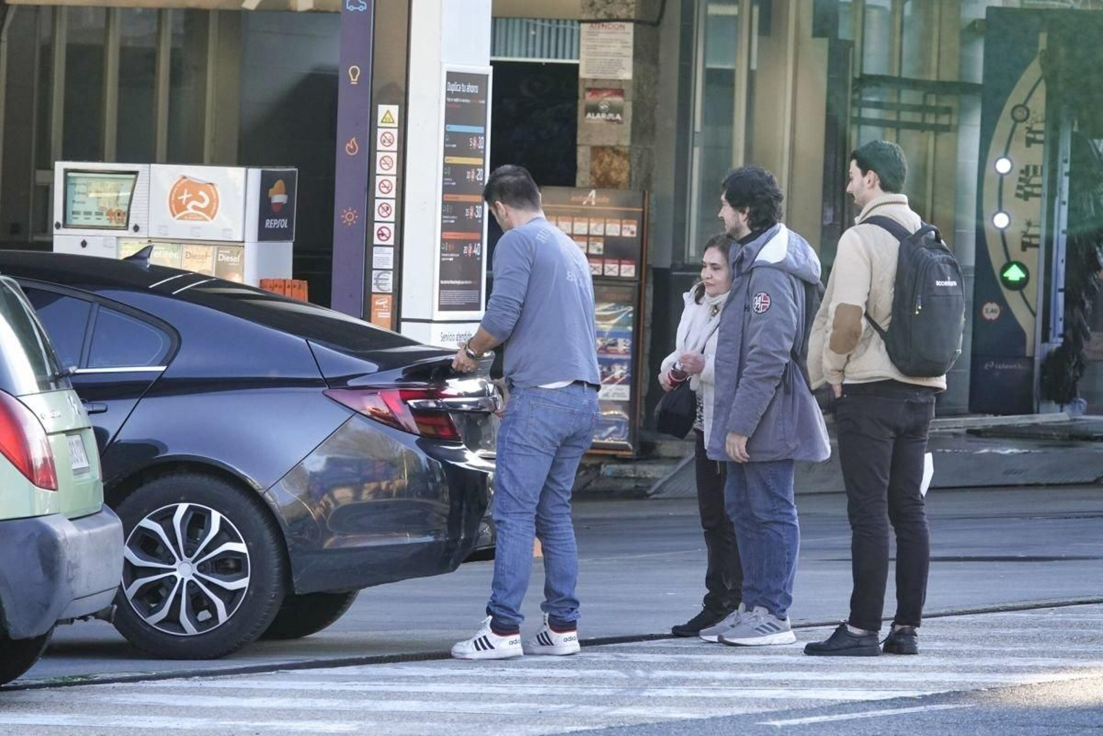 Un conductor recoge a pasajeros en Plaza de España, una ubicación muy utilizada para iniciar los viajes compartidos.