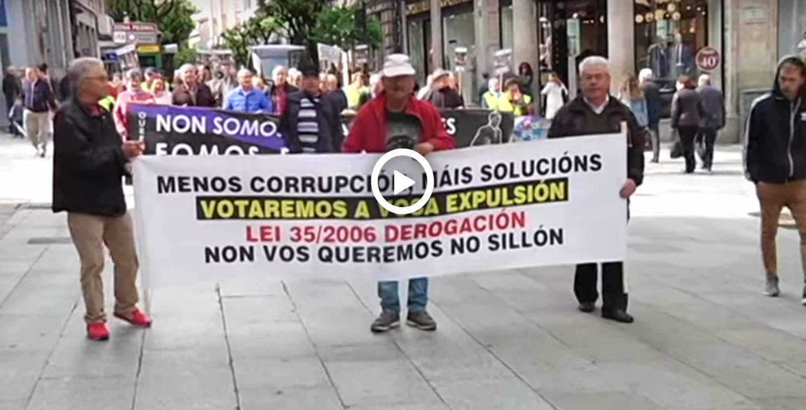 El colectivo de emigrantes ourensanos retornados volvió a salir  a la calle para reivindicar sus derecho