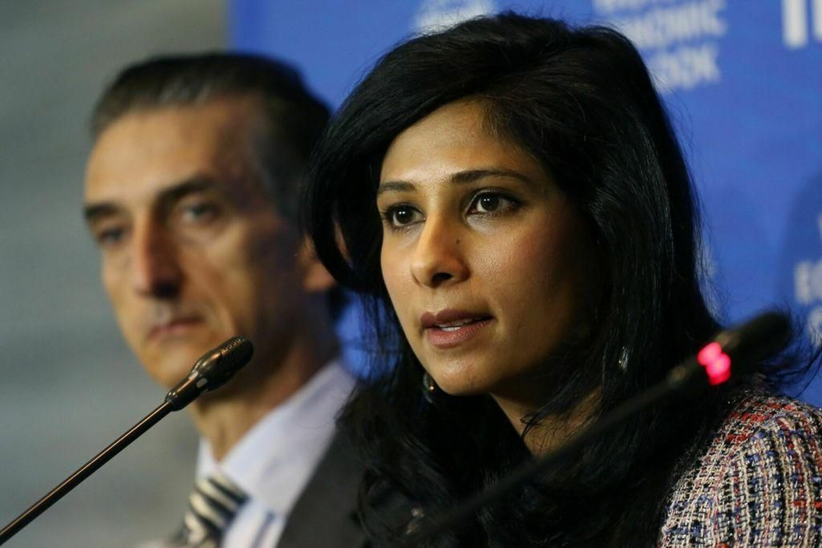 Gita Gopinath, la economista jefe del FMI, durante una comparecencia ante los medios.