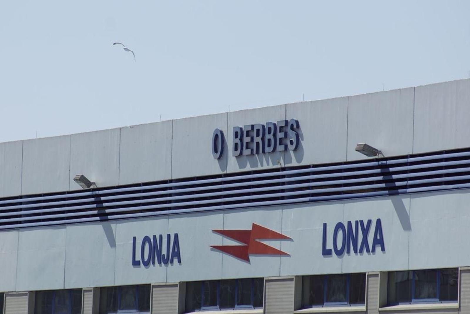 La fachada de la lonja y mercado del Berbés, la primera de España por toneladas movidas.