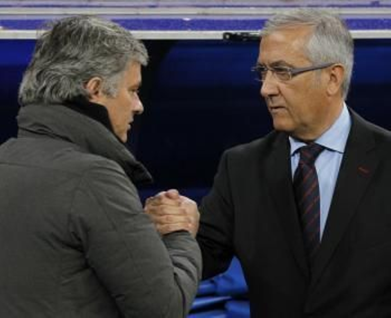 El entrenador del Real Madrid, el portugués José Mourinho (i), saluda al entrenador del Mallorca, Gregorio Manzano (d), durante el partido correspondiente a la vigésima octava de la liga en Primera División (Foto: EFE)