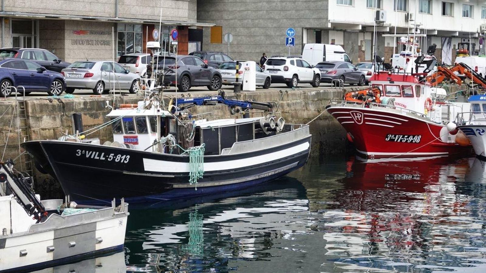 La flota de bajura en el puerto pesquero de O Berbés.