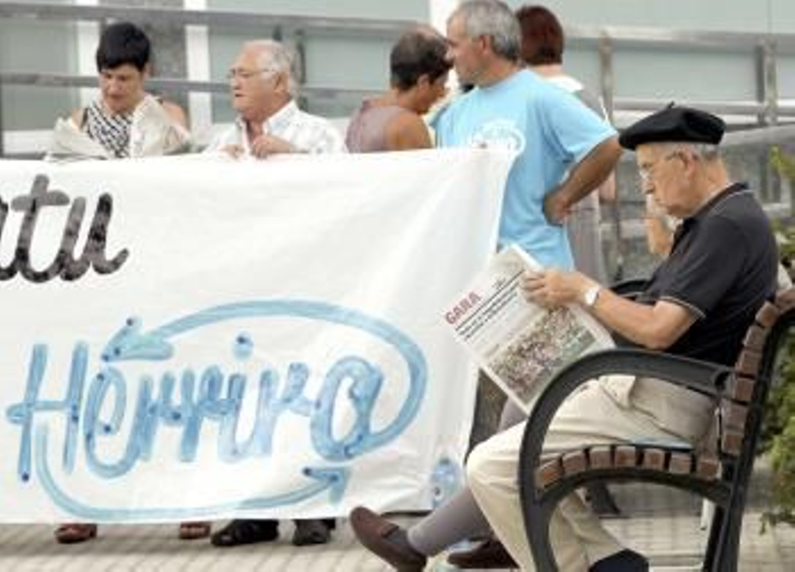 concentración hoy ante el hospital Donostia, por decimocuarto día consecutivo, en solidaridad con el preso de ETA Iosu Uribetxebarria