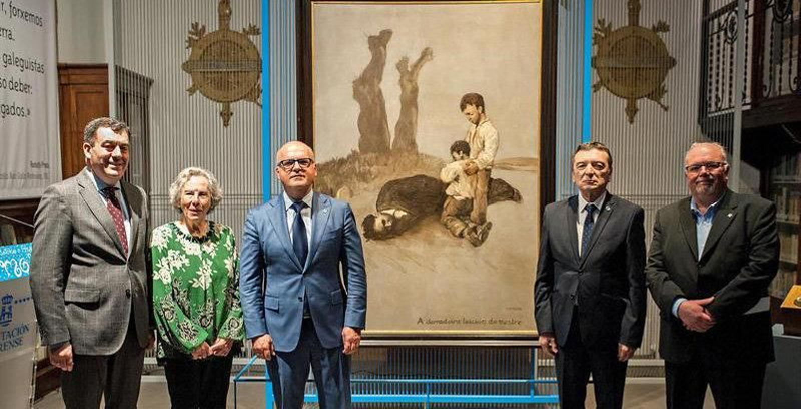 El presidente de la Diputación de Ourense, Manuel Baltar (3i), el conselleiro de Cultura, Román Rodríguez (i), la hija de Alexandre Bóveda, Amalia Bóveda (2i), el presidente del centro gallego de Buenos Aires, José María Vila Alén (2d) y él presidente del centro PEN, Luis Tosar (d), durante la inauguración la exposición "Castelao e Prada: Irmaus!", muestra que cuenta con la obra icónica de Castelao, el cuadro "A derradeira leición do mestre". EFE/ Brais Lorenzo