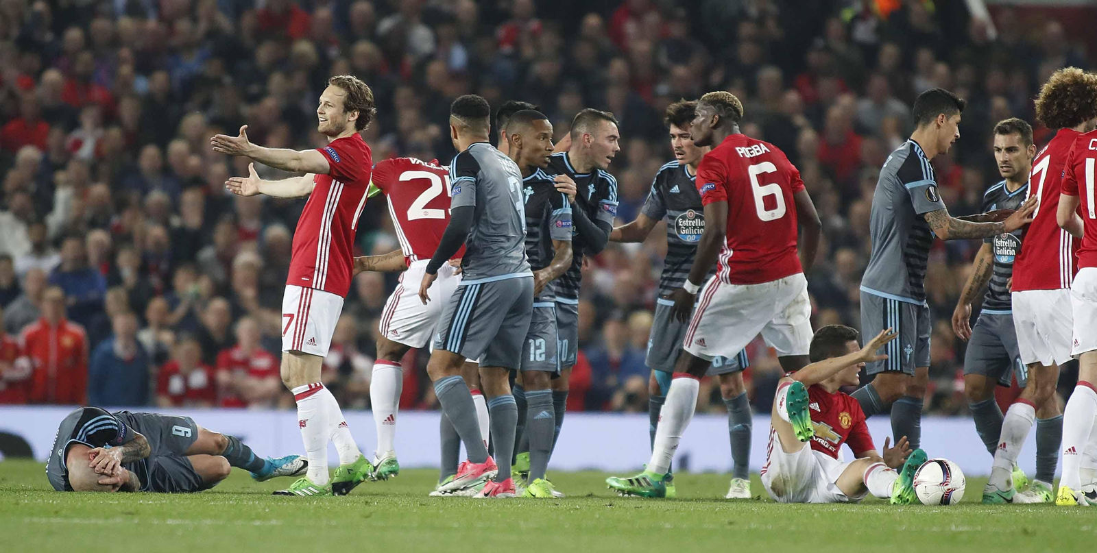 Las mejores imágenes del partido de vuelta entre Manchester United y Celta (1-1). // J.V. Landín