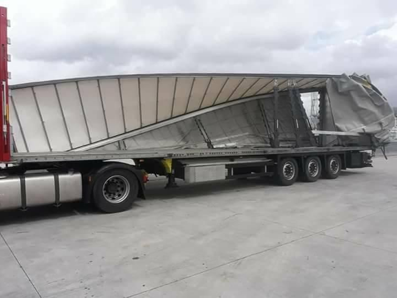 El viento el rompio el remolque de un camion en el puerto de Vigo  // JV Landín