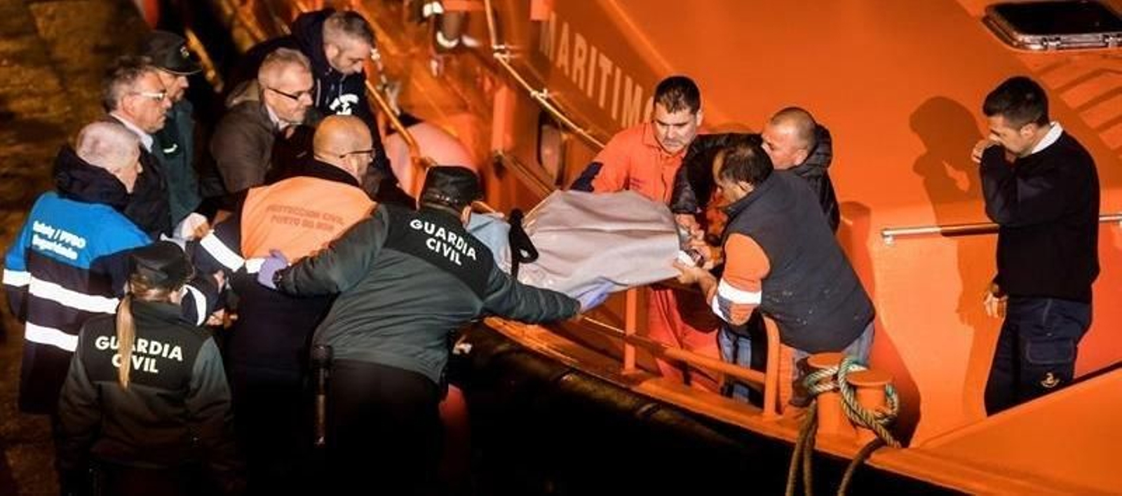 Los cuerpos de dos de los tres marineros fallecidos en el naufragio de este medio día del pesquero "Sin Querer Dos" en Fisterra