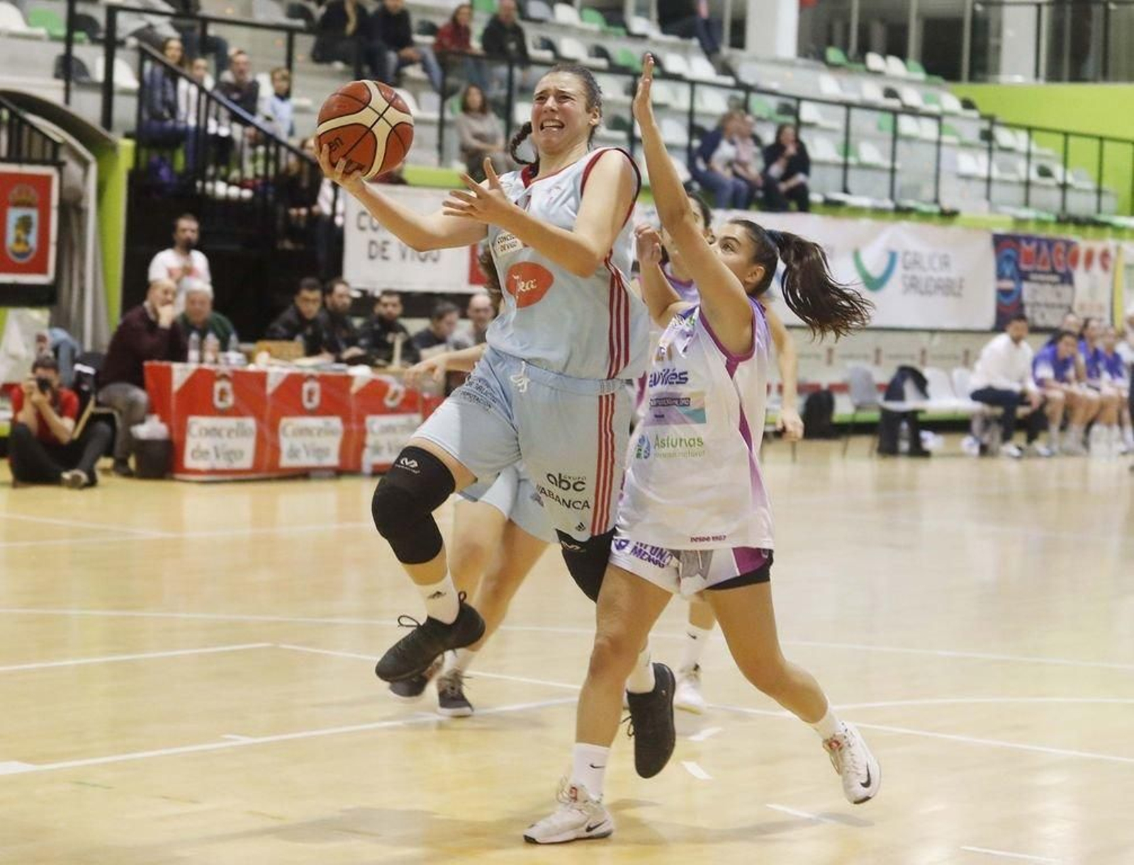 Raquel Carrera entra a canasta en el anterior partido del Celta, ante el Adba avilesino.