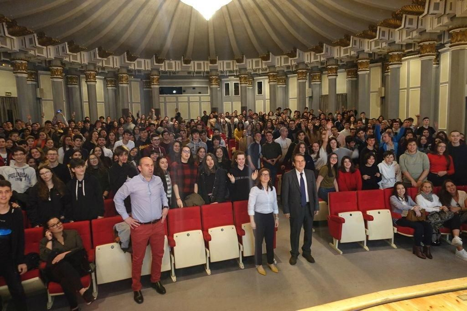 Abel Caballero asistió ayer al cierre del I Congreso de Valores para jóvenes de Vigo que organiza la Fundación "Lo que te mueve" para alumnado de Secundaria. El regidor destacó la importancia de la educación en valores.