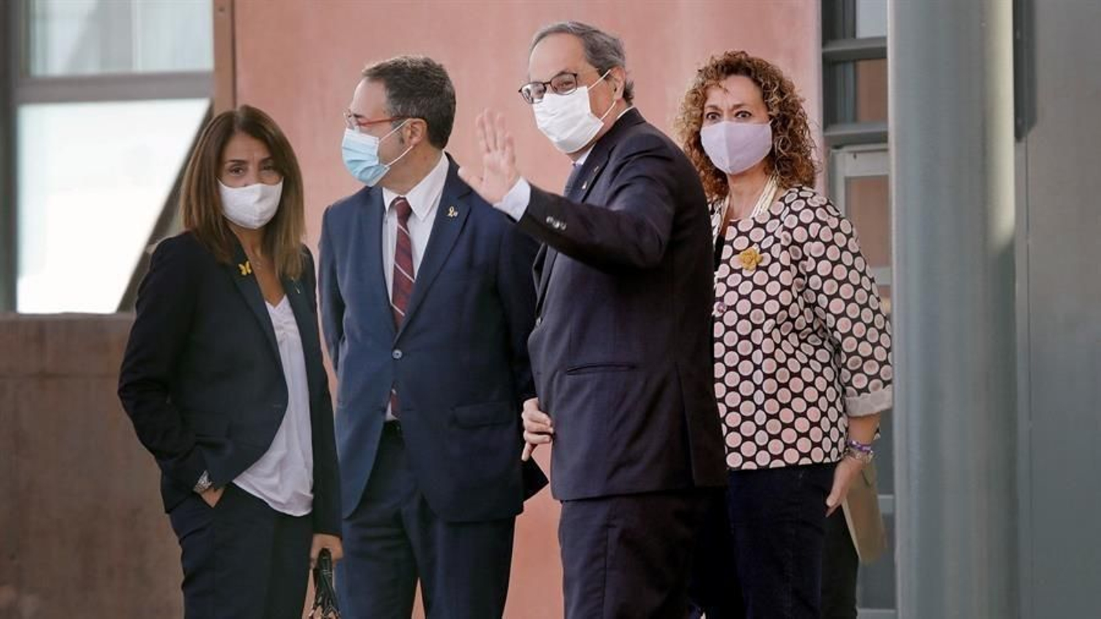 El expresident de la Generalitat, Quim Torra, junto a las conselleras de Presidencia, Meritxell Budó (i), y de Justicia, Ester Capella (d), a su llegada a la centro penitenciario de Lledoners donde ha visitado a los presos independentistas tras ser inhabilitado
