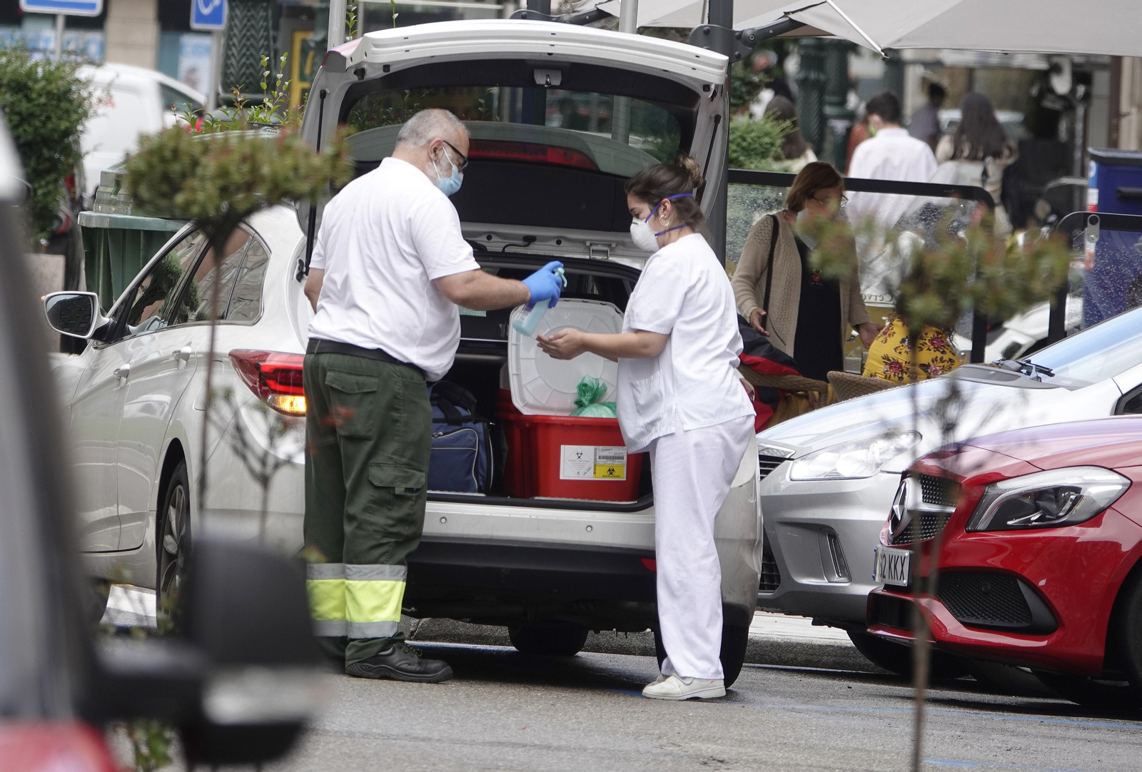Las tareas de desinfección,ayer en vehículos de Hado, vuelven a ser visibles en la calle.