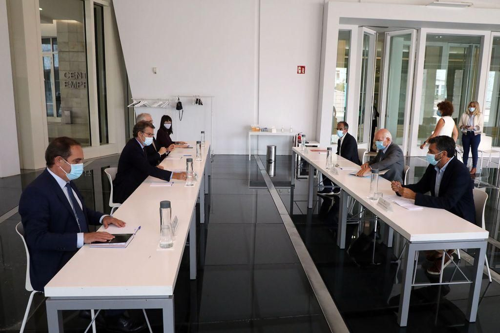 Los miembros de la Xunta y los representantes de empresarios y sindicatos, durante la firma del pacto.