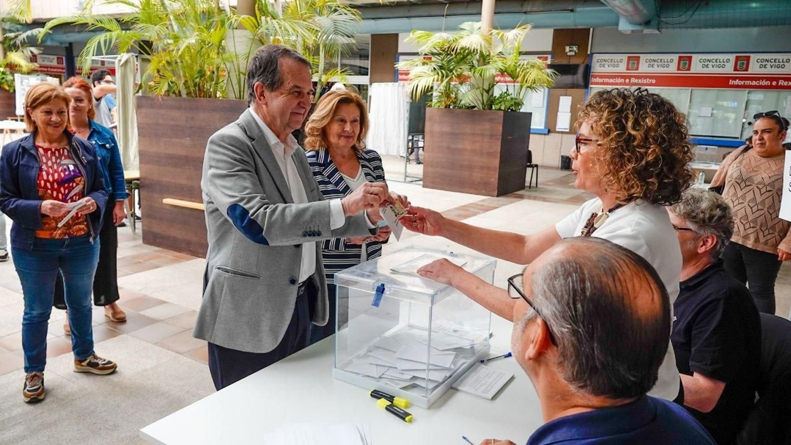 Abel Caballero deposita su voto en la urna.