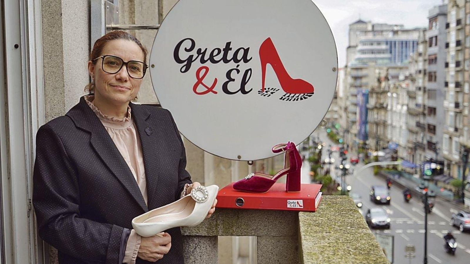 Marta, dueña de “Greta y Él”, posa con uno de los zapato personalizados que se puede diseñar en su atelier.