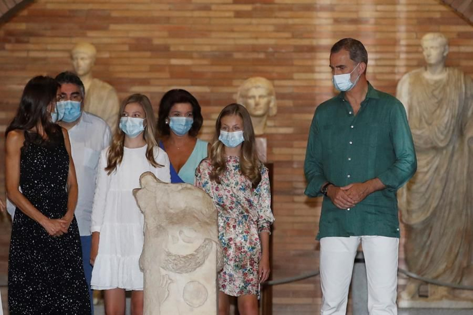 Los Reyes de España acompañados por la Princesa Leonor (2d) y la infanta Sofia (2i), durante su visita esta noche al Museo Nacional de Arte Romano de Mérida, incluido en la gira por las distintas autonomías que realizan los monarcas.