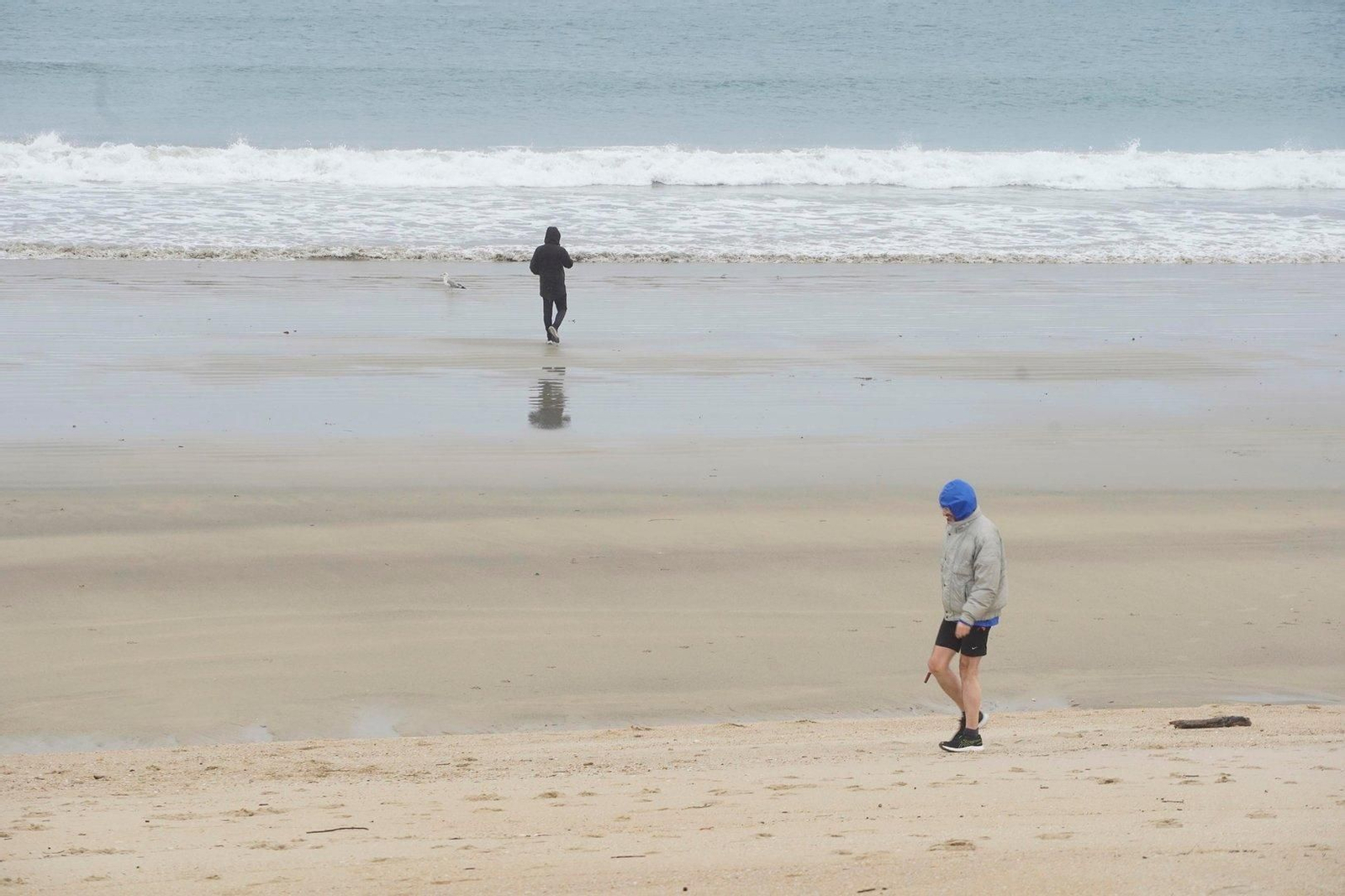 Gente paseando por Samil. // J.V. Landín