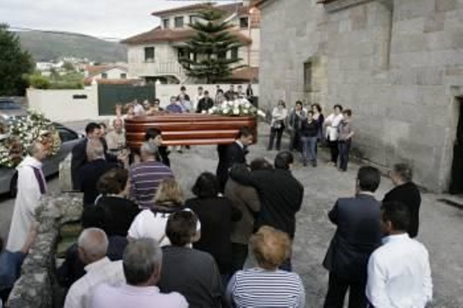 El féretro con los restos mortales de María del Carmen, a su llegada a la iglesia de Redondela. (Foto: HOHEM GOUVEIA)