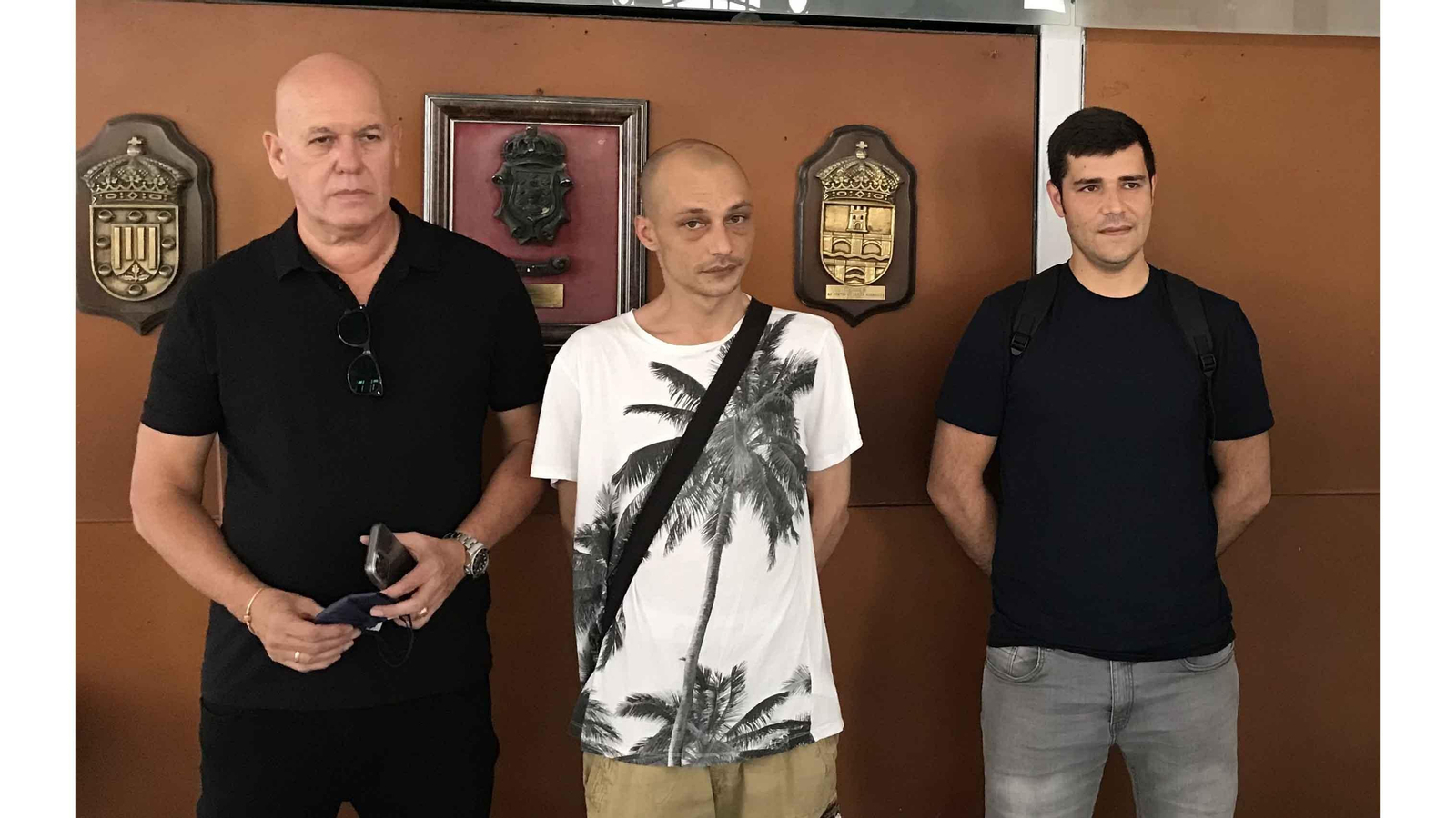 Sergio Toledo con hermanos del accidentado en el Hotel Saratoga web