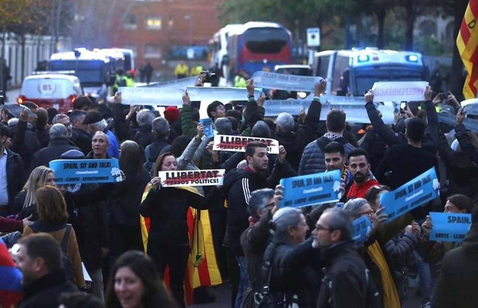 -Independentistas convocados por el Tsunami Democràtic esperan la salida de los autocares del Real Madrid y Fc. Barcelona del hotel