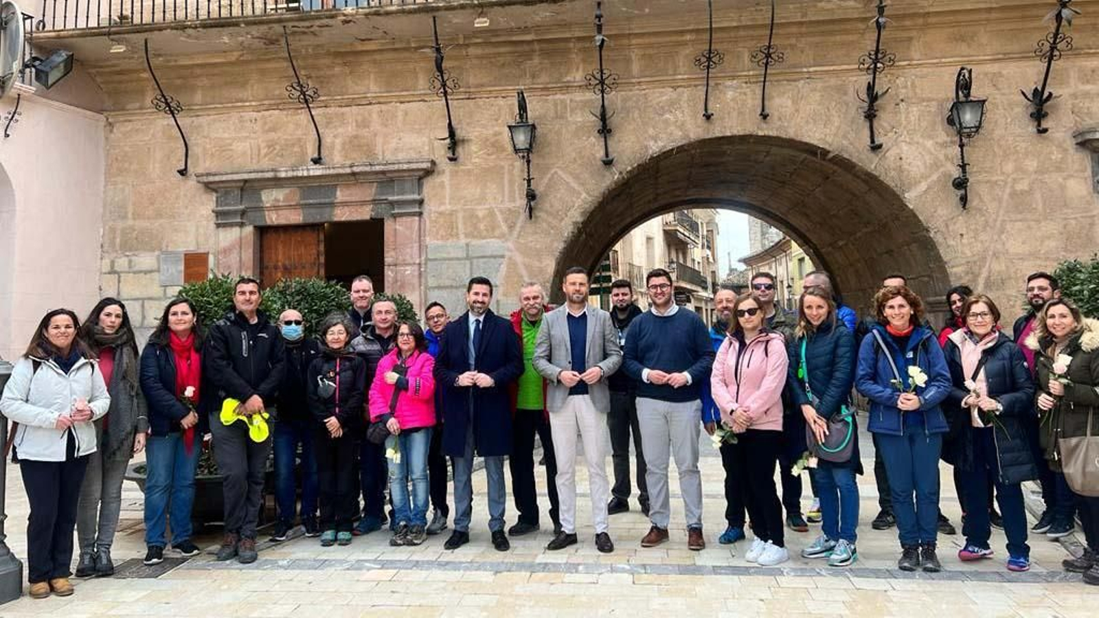 El director general de Unión Europea y el alcalde de Caravaca de la Cruz, junto a la delegación de Irlanda y Polonia que visitan las vías verdes de la Región