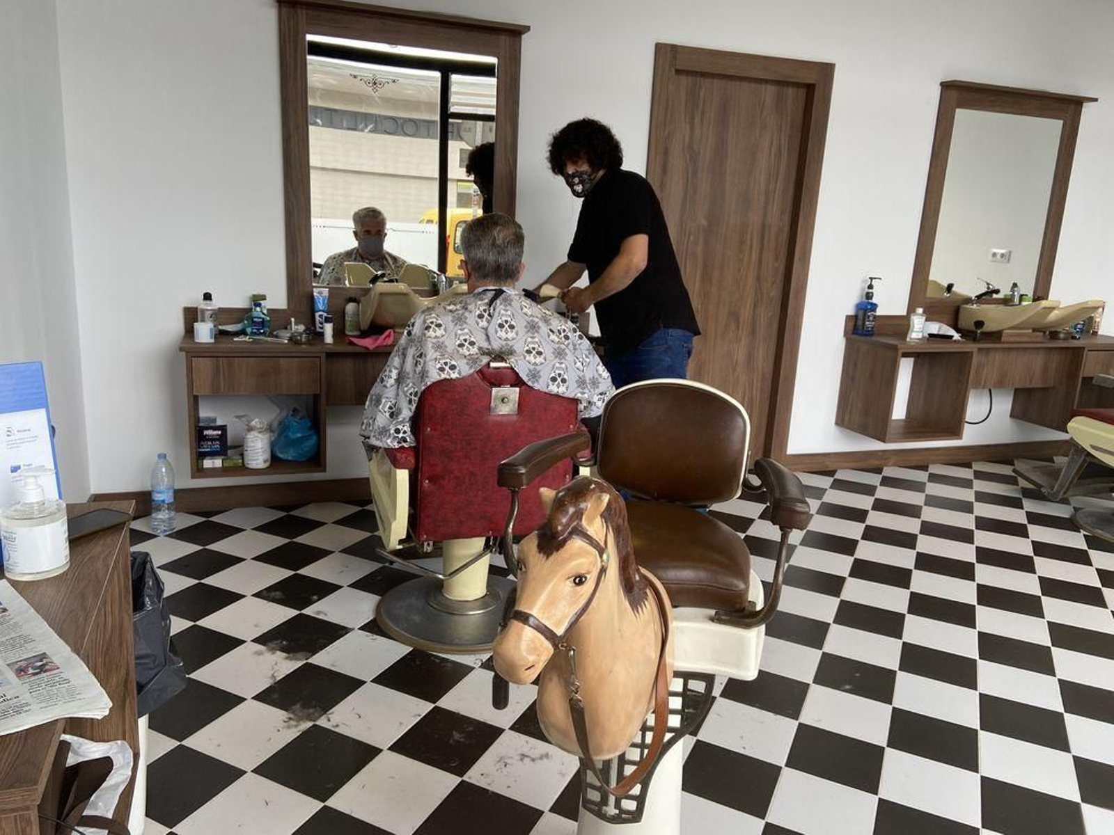 Barbería Carral reabre en Cánovas del Castillo