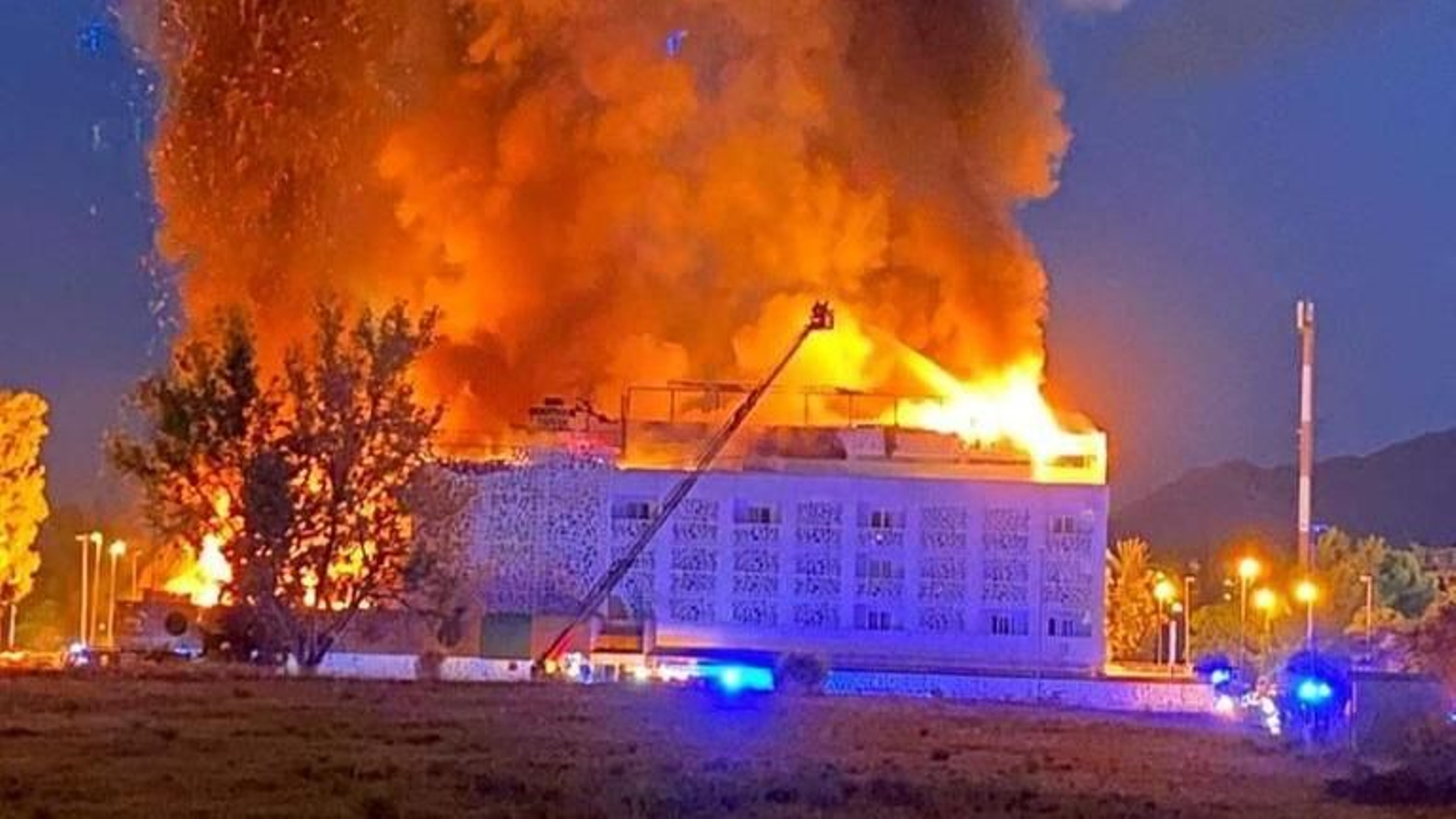El incendio que se ha registrado esta madrugada en el hotel Sisu de Marbella (Málaga)