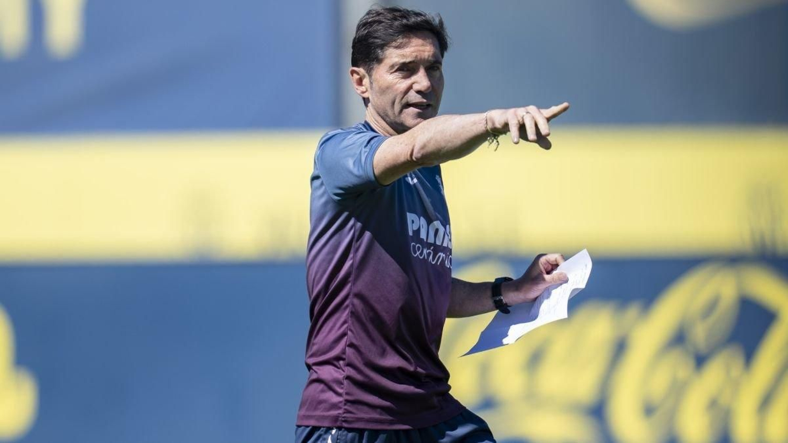Marcelino da instrucciones durante un entrenamiento.