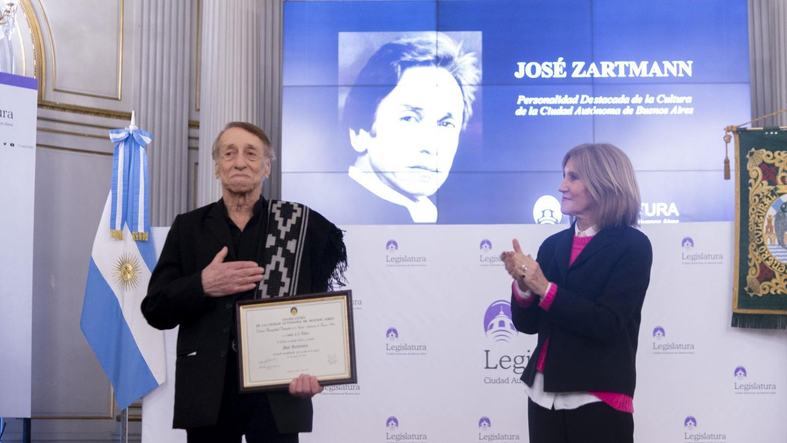 Entrega de diploma de reconocimiento